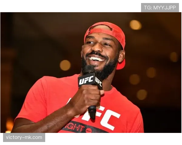 乔恩·琼斯发张照，百万豪车停在路边便利店门口，我笑不出来